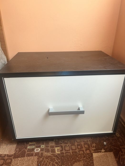 Черно-бяло Нощно шкафче