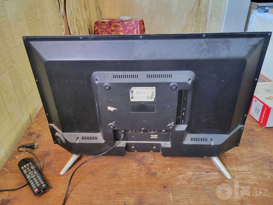 Рабочий 32 дюймовый LCD телевизор Artel + подставка