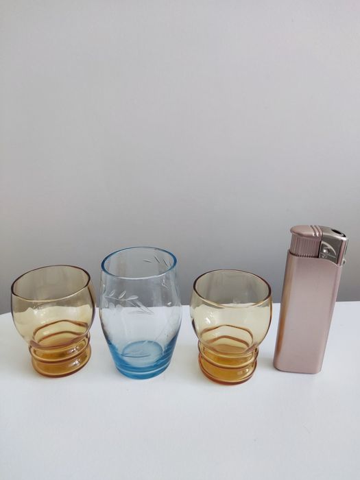 Стъклени чаши, безцветни, сини, жълти и малки чинийки