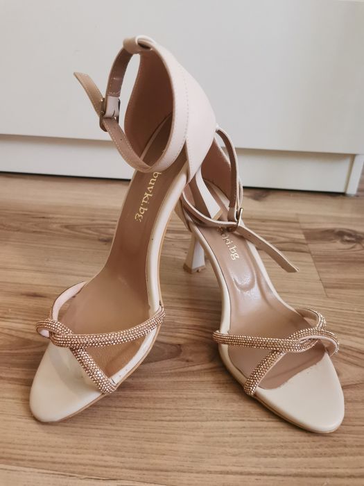 Страхотни сандали на ток