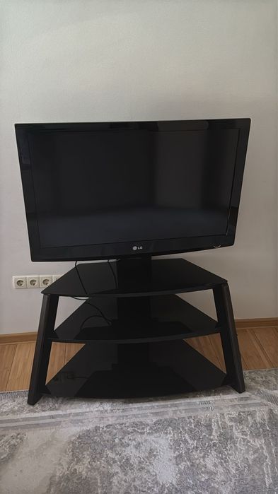 Телевизор LG с подставкой