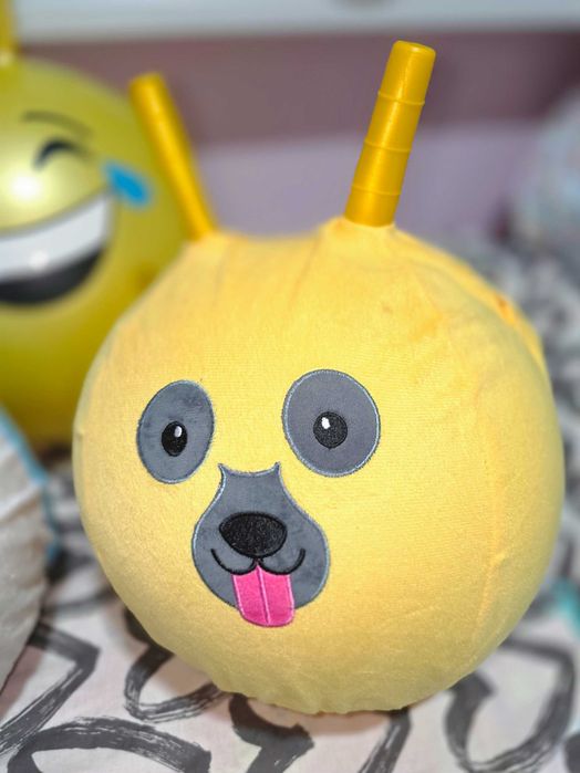 Играчки. Топка за скачане за дете. За игра.