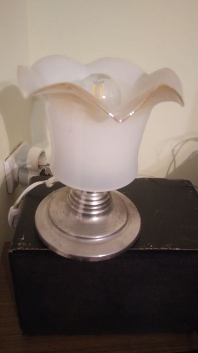 Lustră și veioze din sticlă.