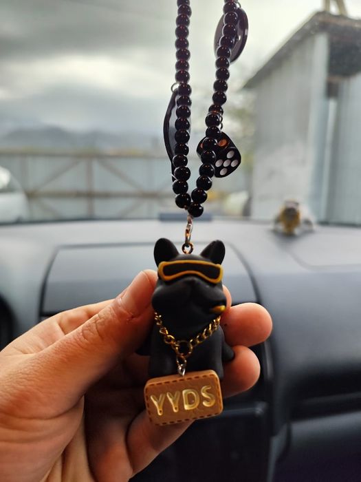 Украшие в машину