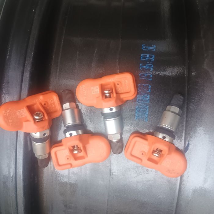 Тесла 3 джанти с датчиците .