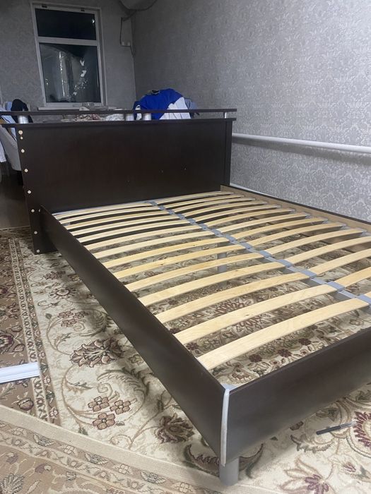 Продам кровать с матрасом в хорошем сгстояний белорускии