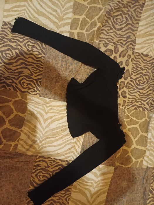 Bluza crop top cu umerii goi