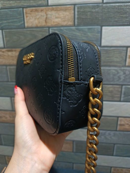 Чанта Guess за рамо от еко кожа с шарка на монограми