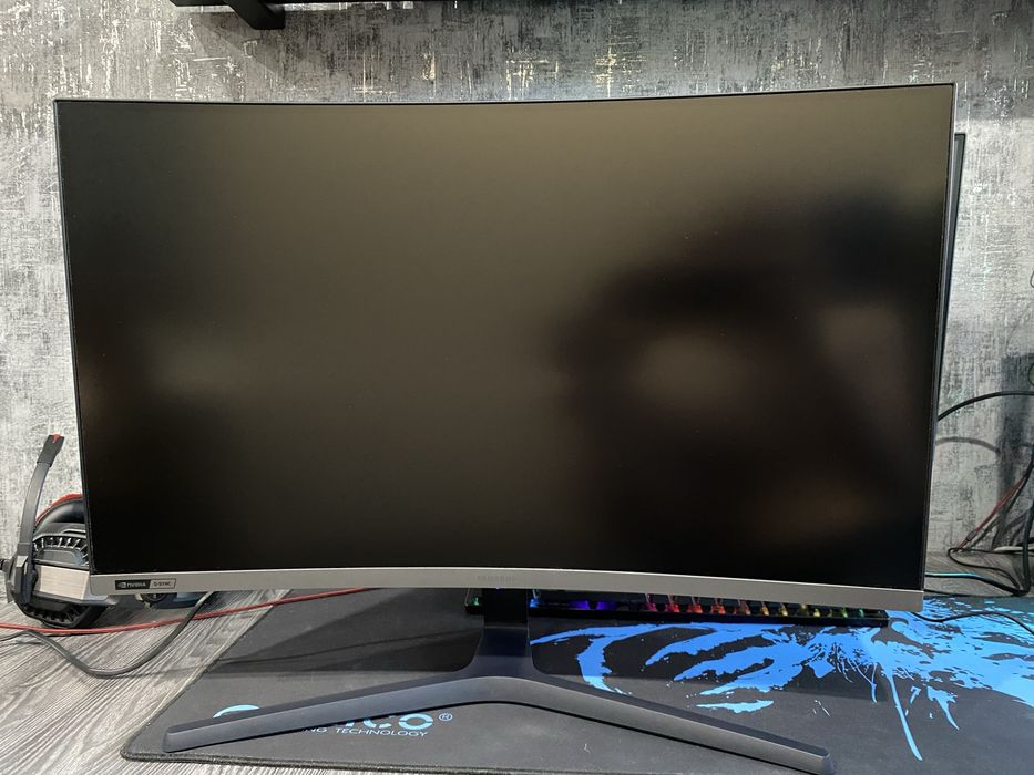 Монитор Samsung 27" 240 Гц, изогнутый (G-Sync)