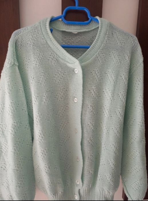 Pulovar subtire cu nasturi, de dama marime 48 - 50 respectiv  XL in stare foarte buna fara nici un defect. 
Material PNA. 
Masuratorile au fost efectu