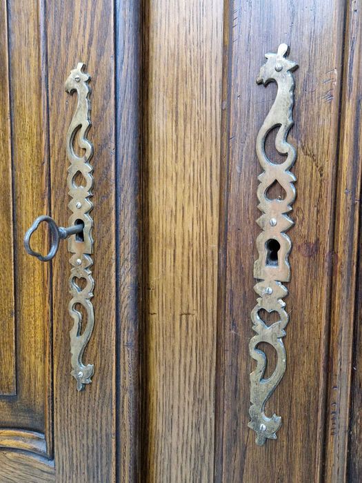 Двукрилен дъбов гардероб от пълен дъбов масив