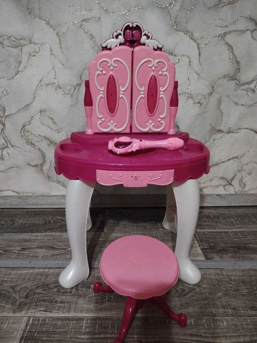 Детский стол ,косметика