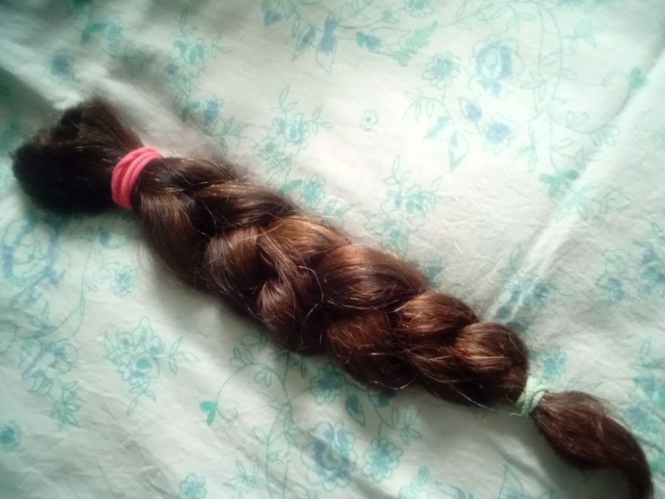 Продаю натуральные волосы. Длиной 32 см. Пострижен в декабре месяце.