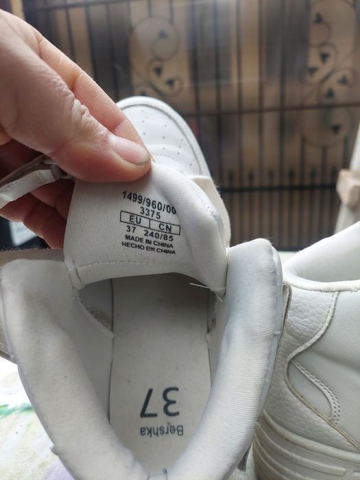 De vînzare adidași fete mărimea 37,folosiți dar încă în stare bună.