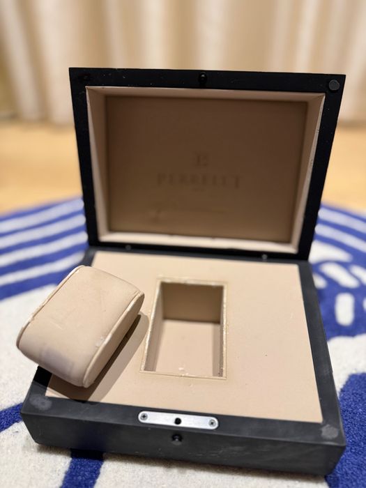 Perrelet кутия за часовник