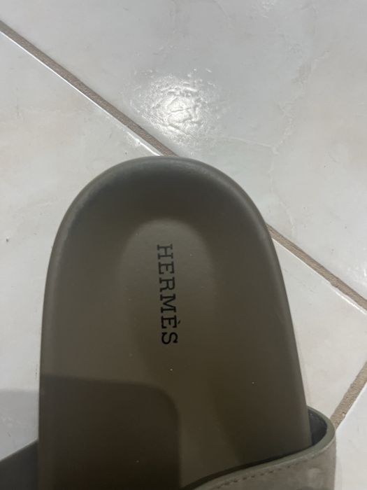 Papuci Hermes.