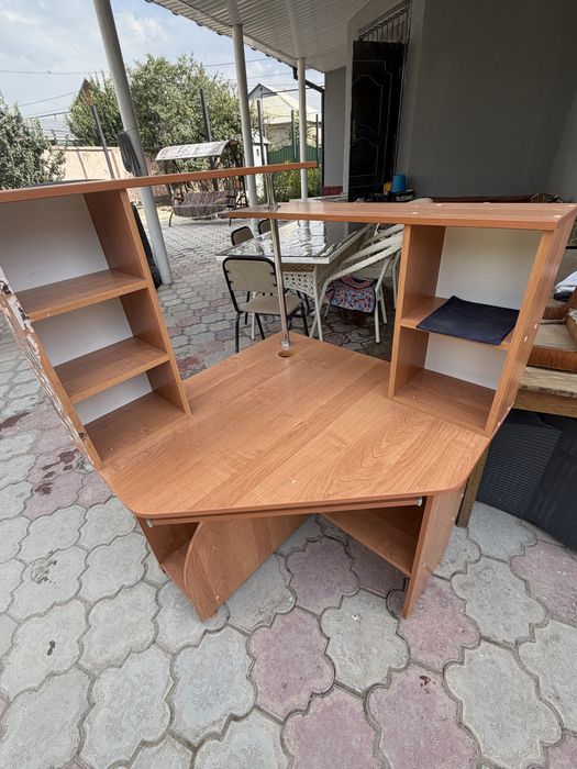 Компьютерный стол с компьютером