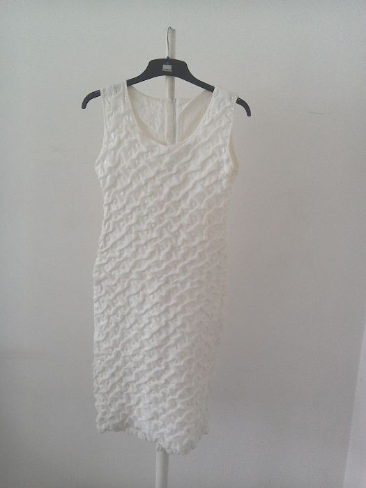 Rochie albă, de ocazie de triplu voal cu blezer