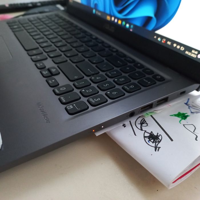 Ноутбук Asus в идеальном состоянии