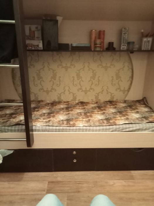 Продам двухяростную кровать с двумя матрасами