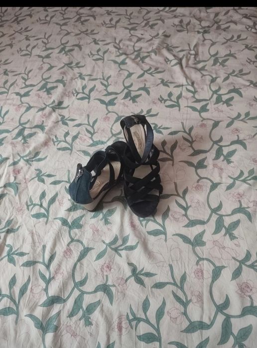 Sandale cu talpa inalta