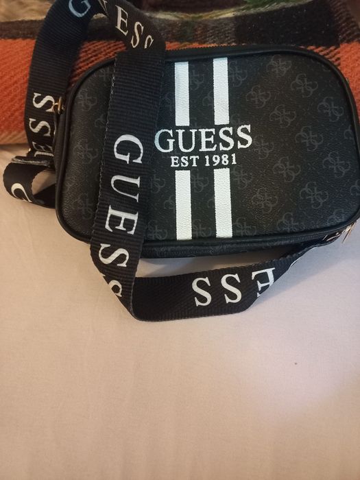 Чанта малка Guess