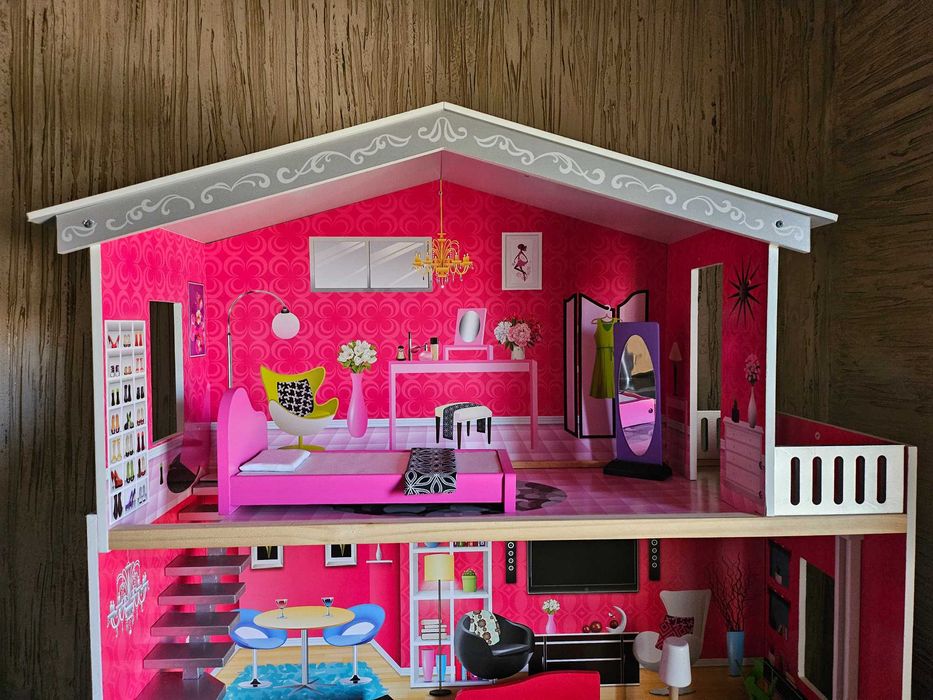 Дървена къща за кукли с обзавеждане и асансьор
