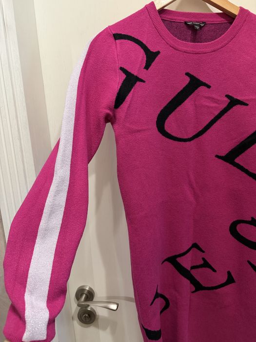 Рокля и пуловери на Guess