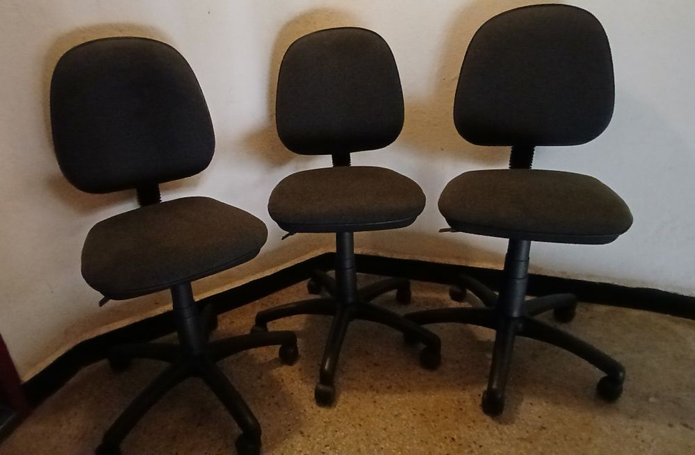 Офис столове за бюро, въртящи се, на колела.