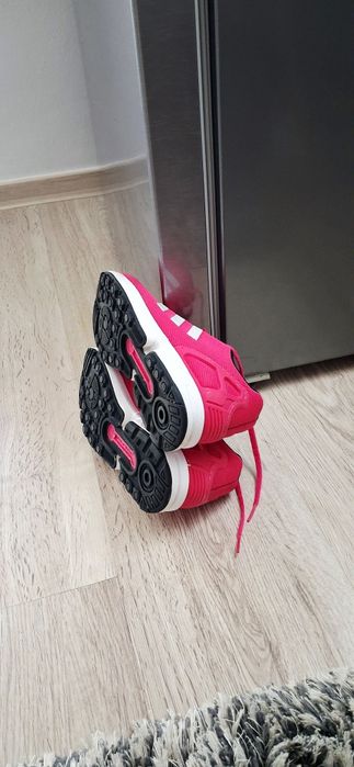 Vând Adidas Originali foarte bune. Se potrivesc la nr 36-37