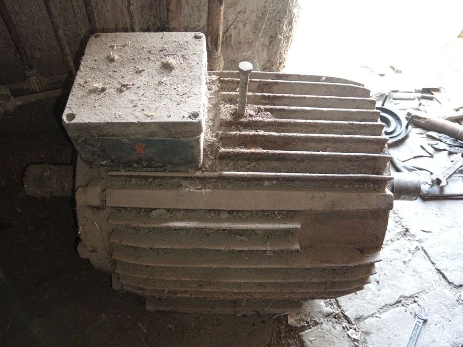 Elektro dvigatel sotiladi