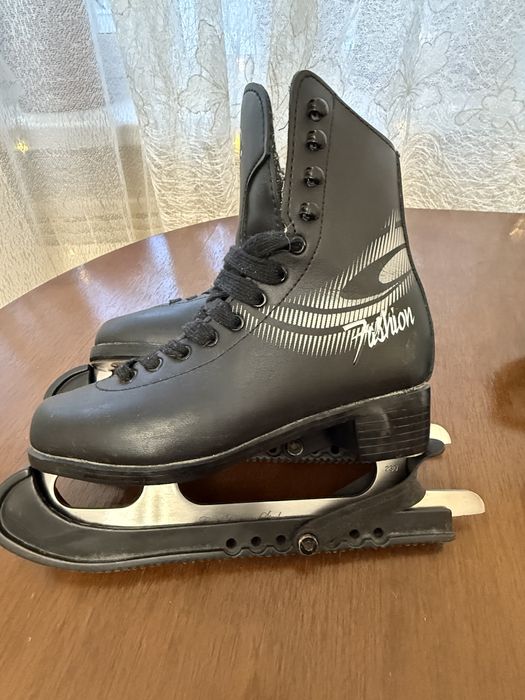 Коньки фигурные чёрные