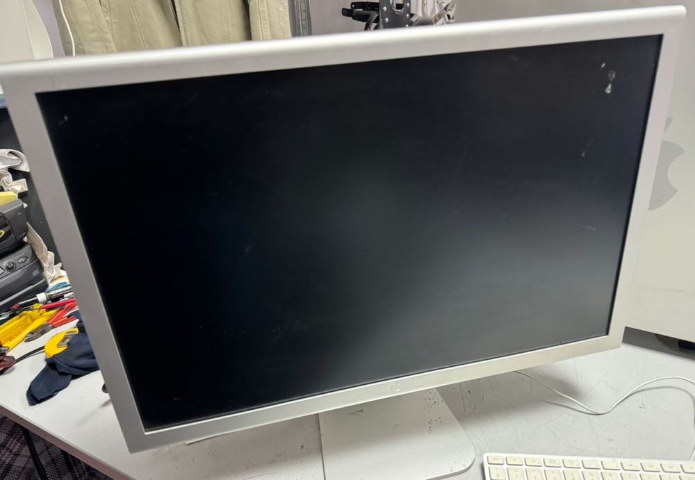 Компютър Apple Mac Pro A1115 + монитор и клавиатура