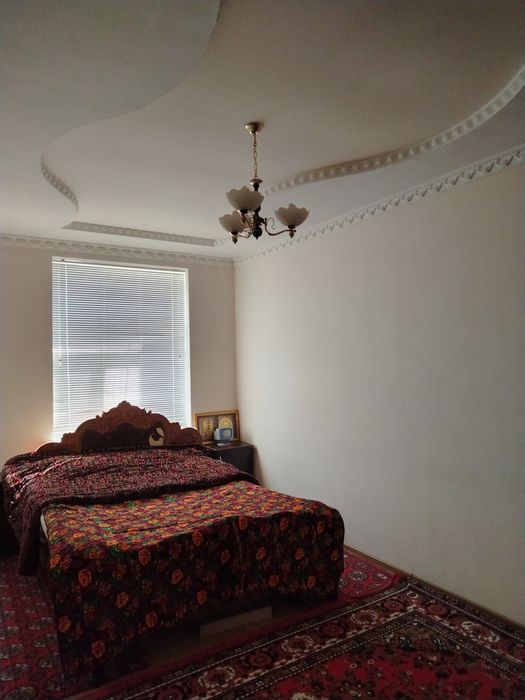 Шахар марказида 4 этажли уйни 4-этажида 4 хонали квартира сотилади.