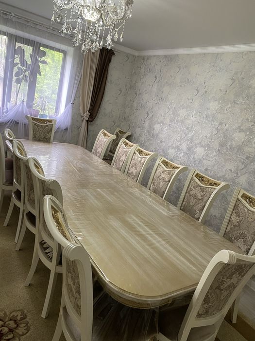 Продам стол стулия