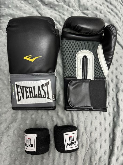 Боксерские перчатки Everlast 10 oz, почти новые