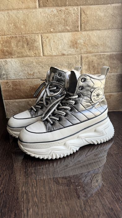 Кроссовки утепленные 38 р