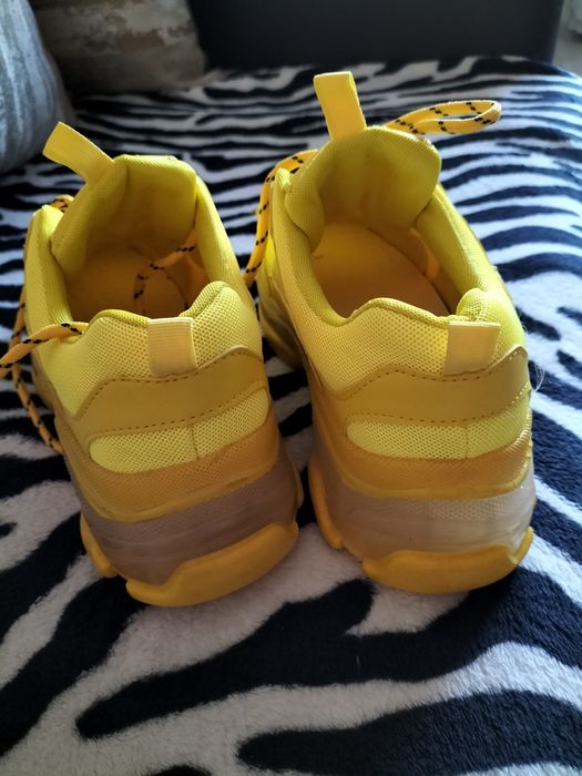 Кроссовки жёлтые