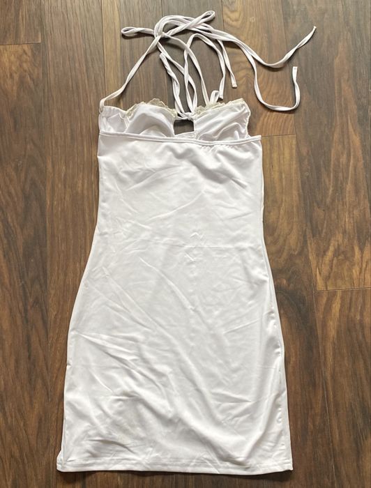 Къса бяла рокля