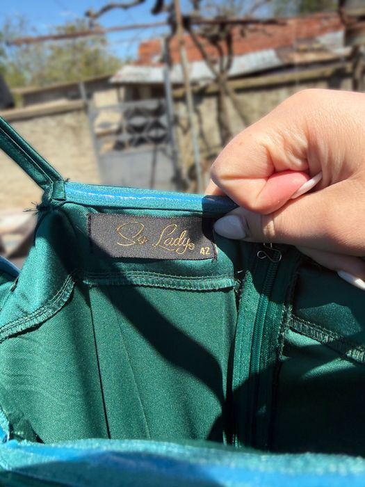 Луксозна официална рокля – тъмнозелена с камъни, размер 42 (нова)