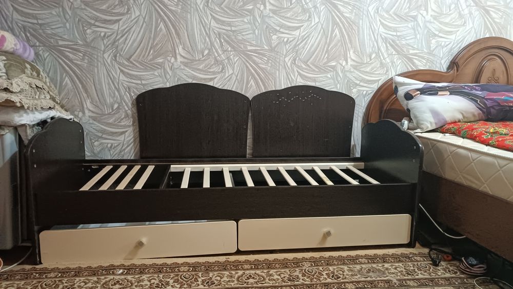 Детская кровать с матрасом + комод