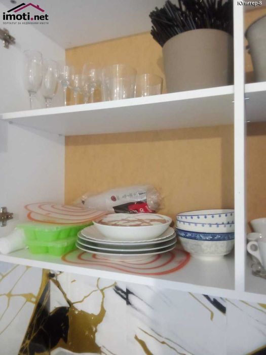 Продава бунгало с веранда в Кариани до брега.