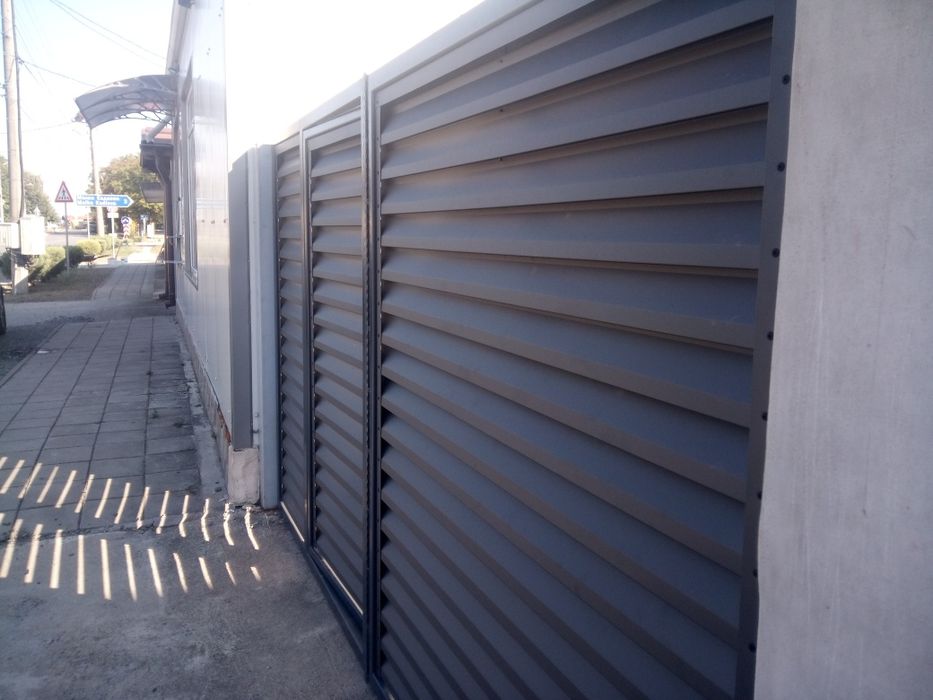 Изработка и монтаж на ламелни врати и огради.