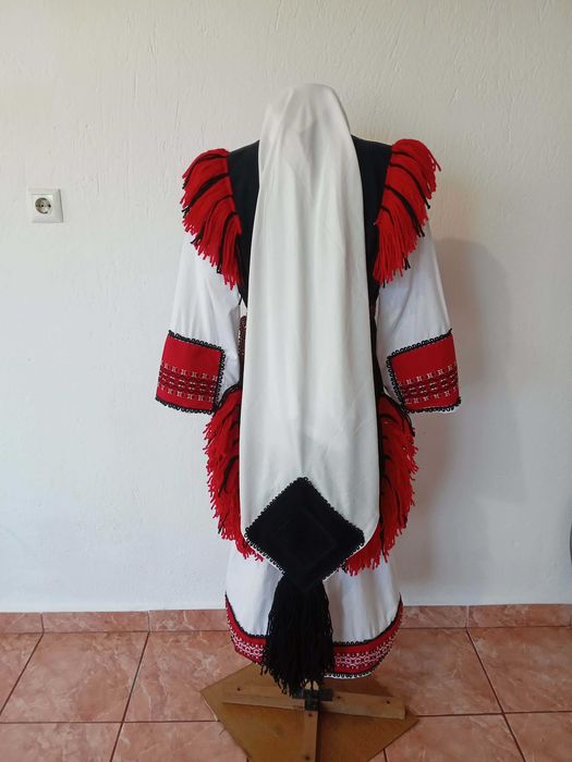 2 броя македонски носии