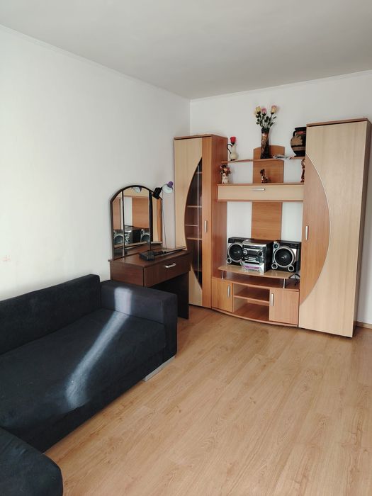 Închiriez garsonieră.