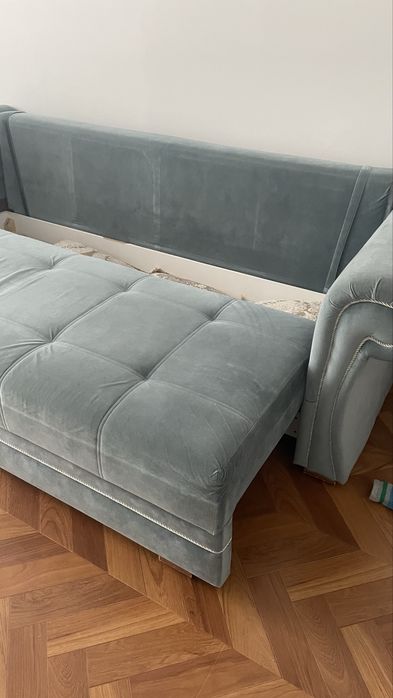 Диван с подушками