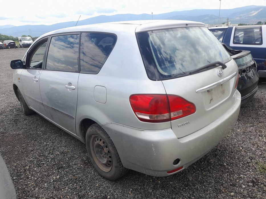 На части! Toyota Avensis Verso 2.0 D4D