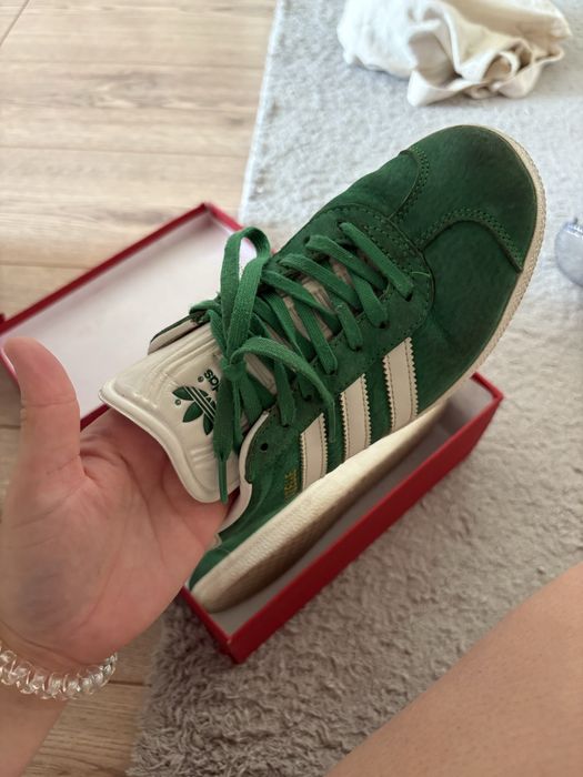 Продам кроссовки adidas