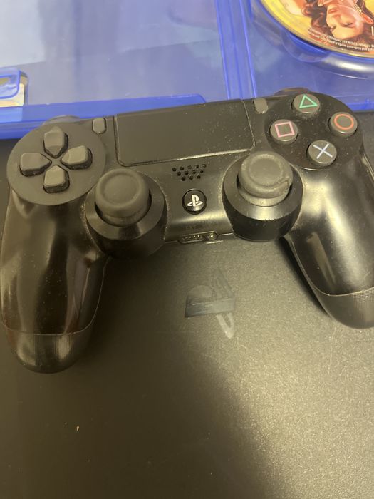 Ps 4 slim 3 jocuri functionabile maneta functionabila cablul  este fisurat dar este functionabil ,folosit doar un an,merge perfect,are fc25 instalat.