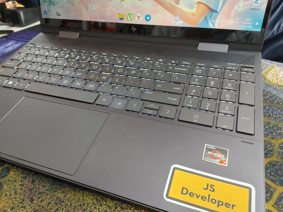 HP envy x360 AMD Ryzen 7 5700U 4.3GHz.